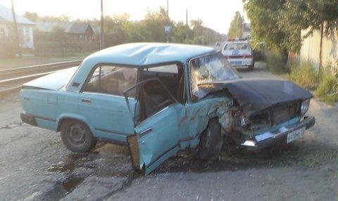 Фото В Челябинске пьяный водитель «семерки» врезался в элеткроопору: пострадала беременная