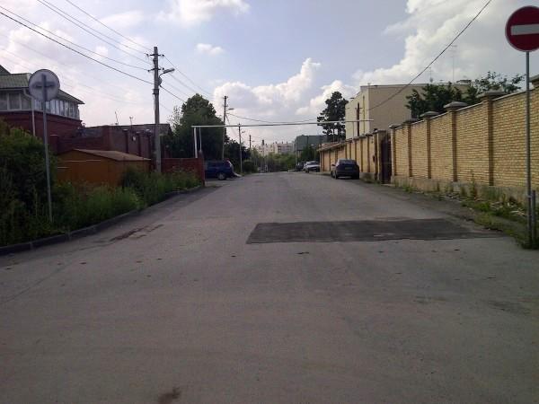 Фото Препятствия для проезда по улице Татьяничевой устранены, но «кирпич» остался