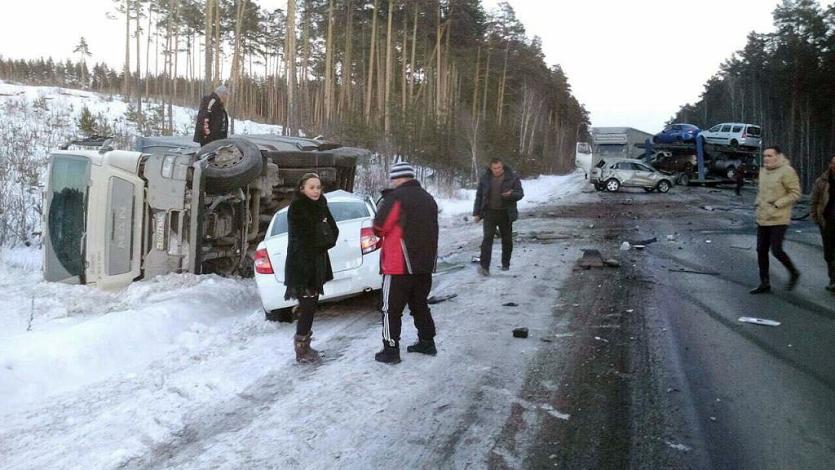 Фото После ночной аварии восстановлено движение на М-5 в Челябинской области