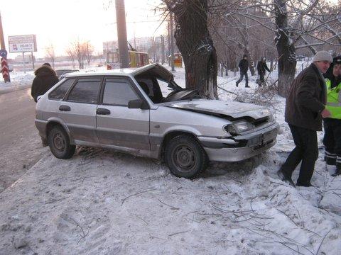 Фото Челябинский водитель врезался в дерево: пострадали трое