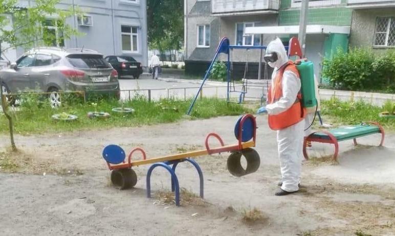 Фото В Челябинске продолжается санобработка дворов и подъездов
