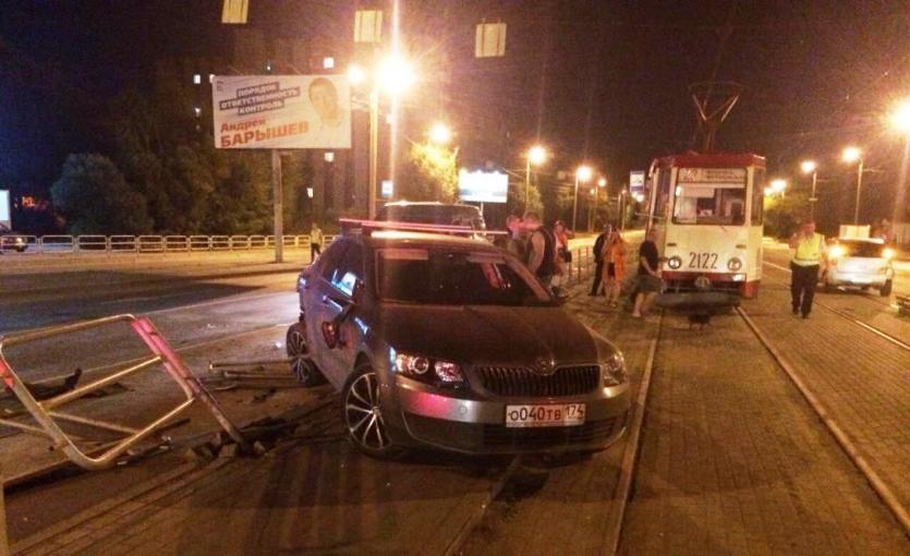 Фото В Челябинске пьяный водитель проехал на красный и сбил пешехода на остановке