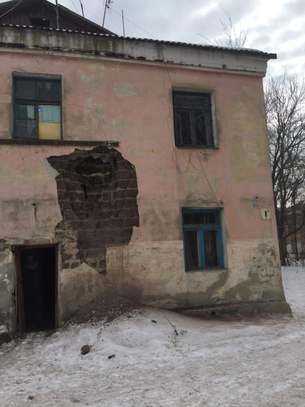 Фото Обрушением аварийного дома на Копейском шоссе в Челябинске заинтересовался Александр Кондратьев