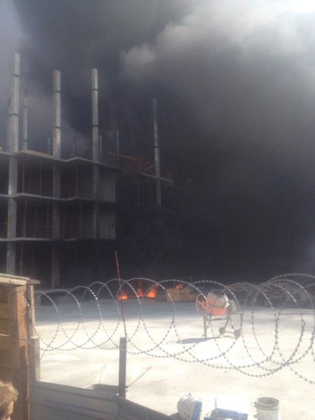 Фото Пожар на стройплощадке в Челябинске возник из-за загоревшегося утеплителя
