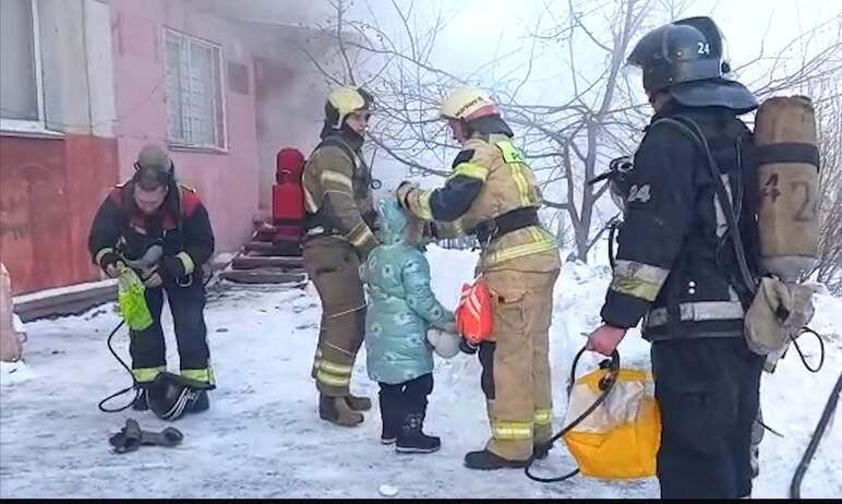Фото В Магнитогорске пожарные спасли из горящей многоэтажки 45 человек