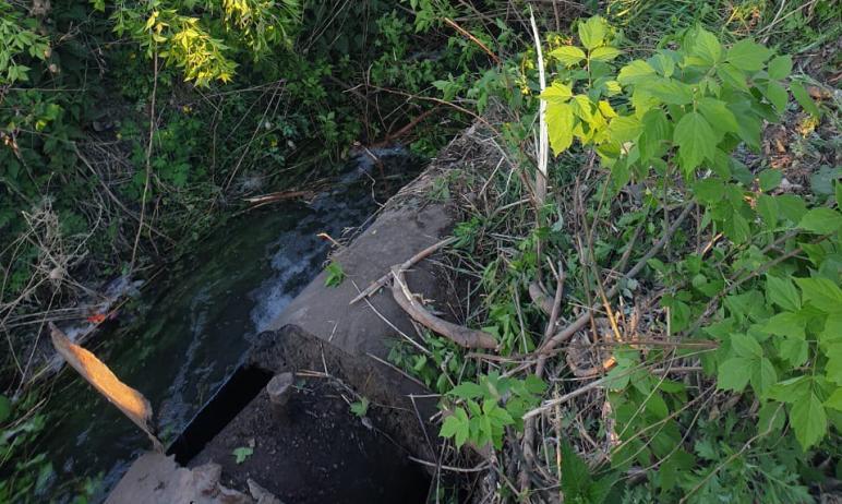 Фото Коркино осталось без воды – кран упал в реку и зацепил трубу водовода