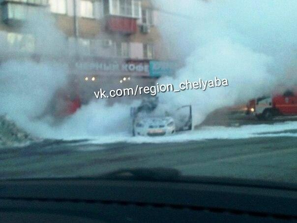 Фото В центре Челябинска вспыхнула иномарка, два человека обратились в больницу