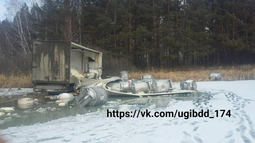 Фото Под Челябинском грузовик улетел в кювет, водитель получил травмы