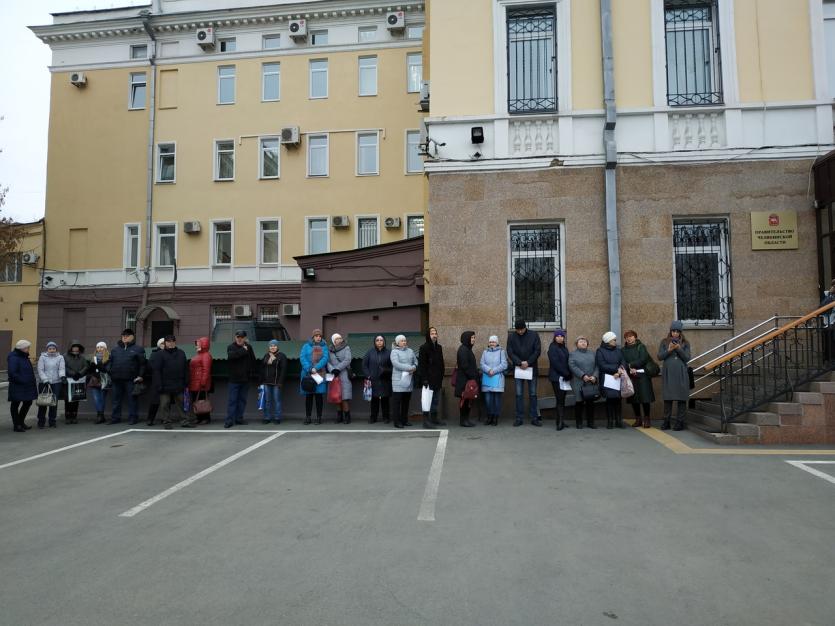 Фото Около ста обманутых дольщиков окружили вход в резиденцию губернатора Челябинской области