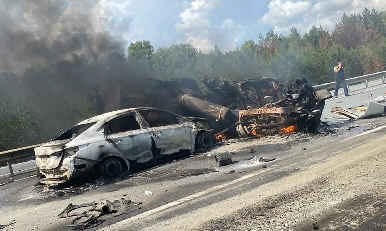Фото На трассе в Челябинской области сгорели две машины, водитель одной из них погиб на месте