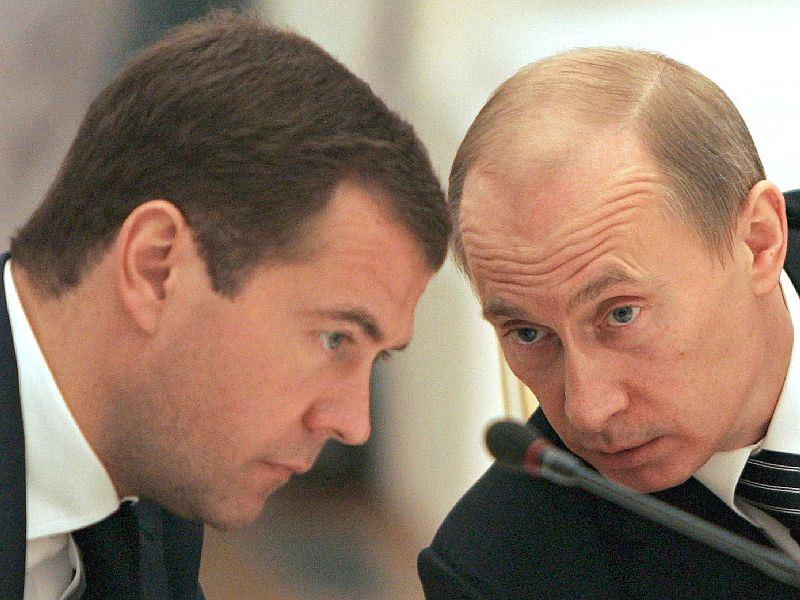 Фото Д.Медведев с В.Путиным согласуют решение по выборам 2012 г.