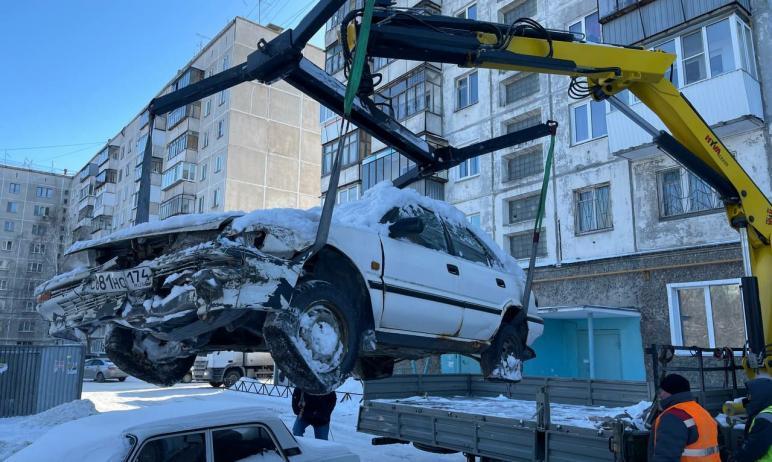 Фото Еще один брошенный в Челябинске автомобиль отправили на спецстоянку