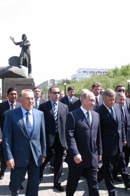 Фото Владимир Путин и Нурсултан Назарбаев возложили венок к Вечному огню мемориала "Героям Танкограда"