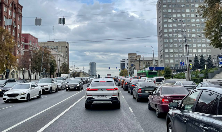 Фото В администрации Челябинска объяснили причины заторов на проспекте Ленина