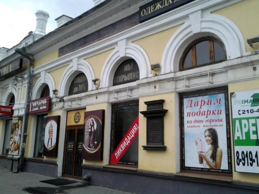 Фото В Челябинске демонстративно игнорируют Путина: исторические здания наглухо завешаны рекламой