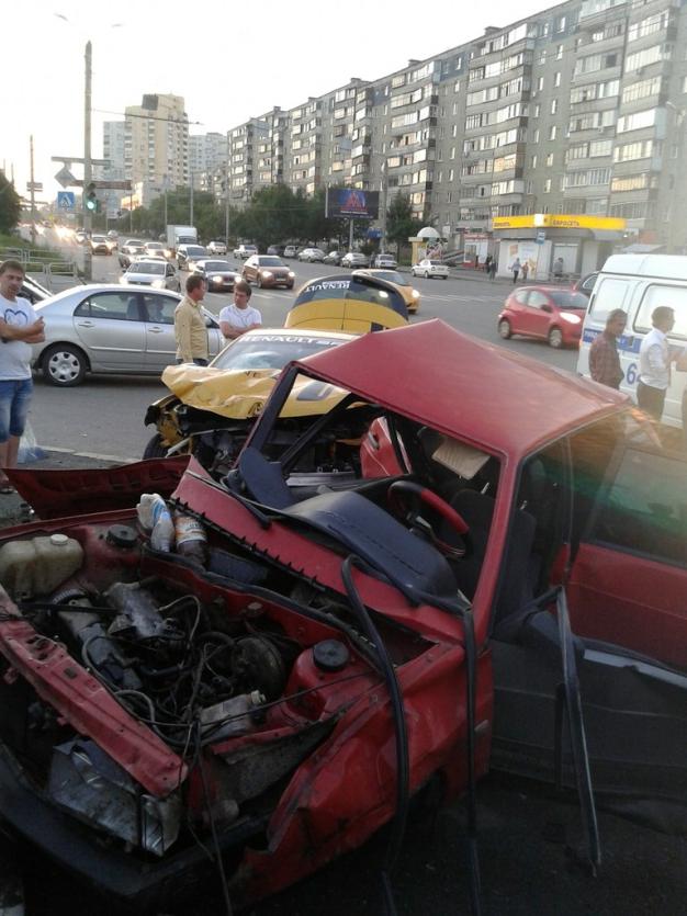 Фото Авария на северо-западе Челябинска: две машины разбились вдребезги, но все живы