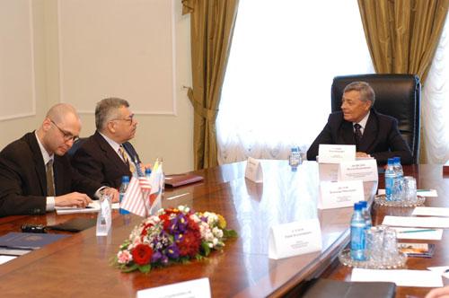 Фото Пётр Сумин встретился с генеральным консулом США в Екатеринбурге Джоном Степанчуком (фото)