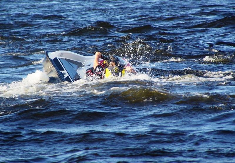 Фото Гидроцикл врезался в рыбацкую лодку в Челябинской области, рыбак погиб