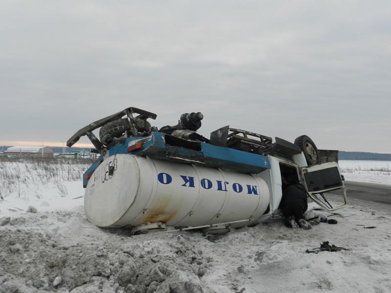 Фото Трасса «М-5» превратилась в млечный путь после аварии с молоковозом из Месягутово