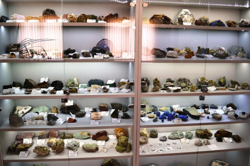 Фото В геологическом музее Михеевского ГОКа РМК открылась выставка уральских минералов