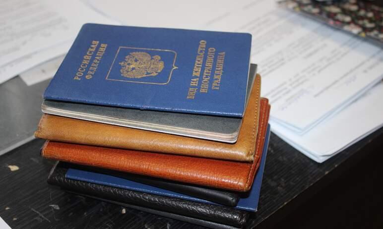 Фото Челябинские полицейские рассказали беженцам из ЛНР, ДНР и Украины как получить российский паспорт