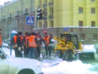 Фото С утра на улицах Челябинска на уборку снега вышло 109 единиц спецтехники