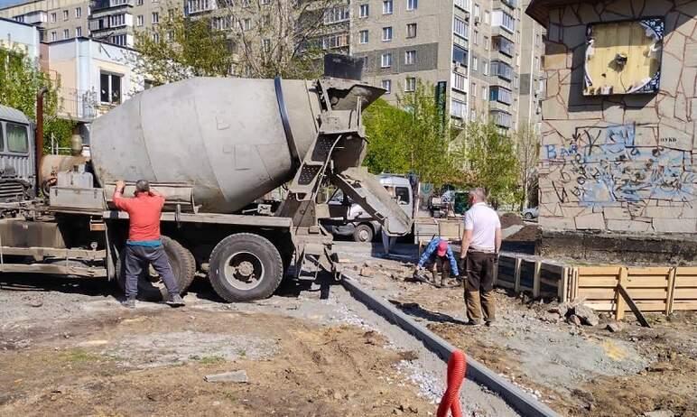 Фото В сквере на Южноуральской в Челябинске полным ходом формируют комфортную среду