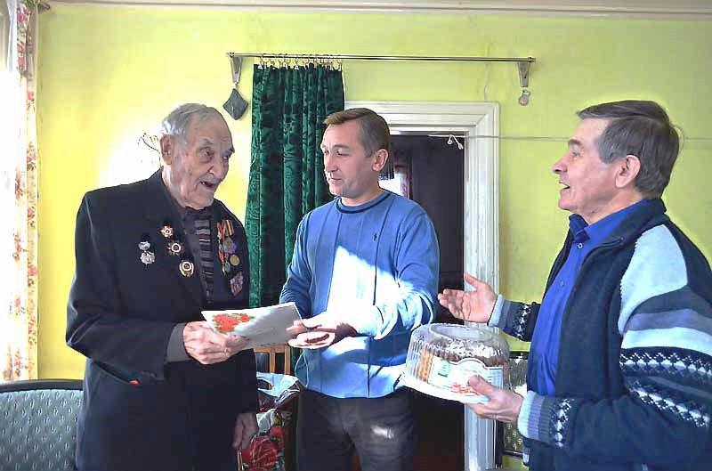 Фото Магнитогорские пожарные поздравили с 90-летием коллегу, ветерана войны Александра Ковылина