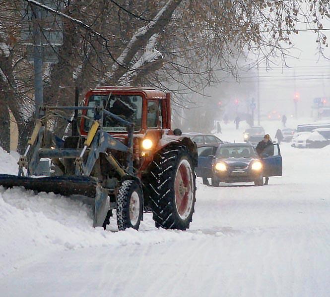 Фото В Челябинске легковушка столкнулась с трактором, есть пострадавшие