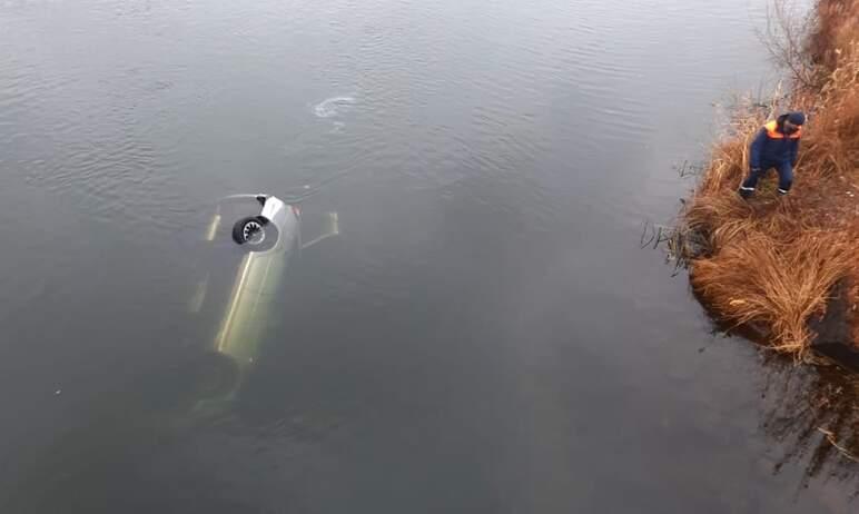 Фото В Магнитогорске машина с людьми упала в реку и затонула