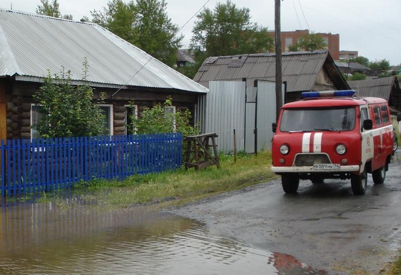Фото В Сатке из-за сильных дождей затопило восемь жилых домов – МЧС