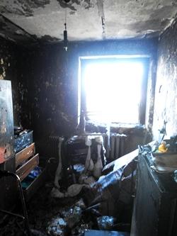 Фото В Троицком районе участковый и соседи вынесли пьяную женщину из горящего дома
