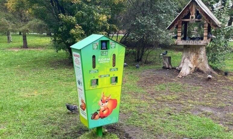 Фото Новую кормушку для белок установили в парке Пушкина