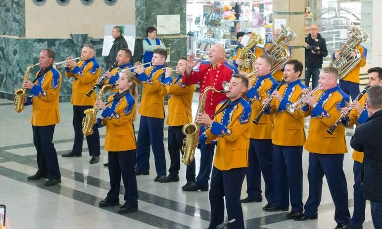 Фото Международный день музыки отметили на железнодорожном вокзале Челябинск выступлением танцующего оркестра