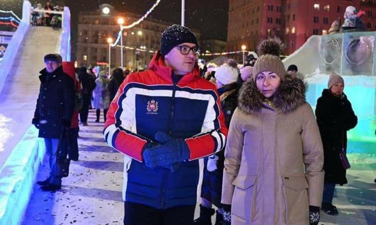 Фото Алексей Текслер и Наталья Котова прогулялись по ледовому городку в Челябинске