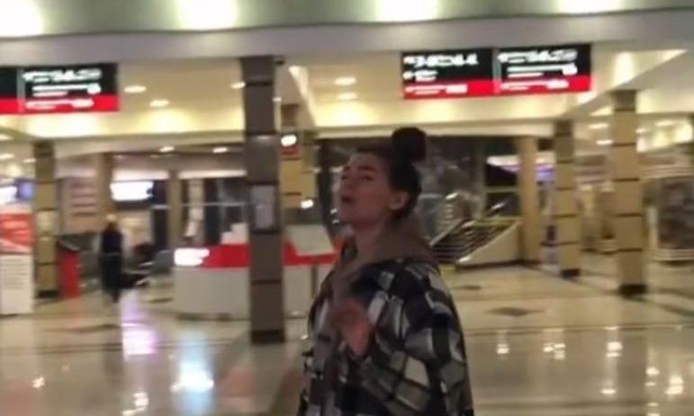Фото Видео с поющей челябинкой на вокзале набрало два миллиона просмотров в TikTok