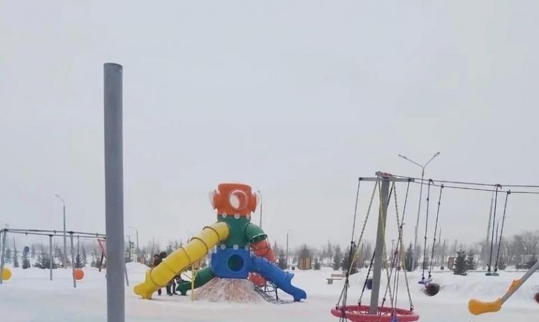 Фото В Магнитогорске у Вечного огня вандалы разрушили детскую площадку