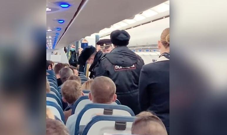 Фото Рейс Москва-Челябинск задержали из-за пассажира без маски