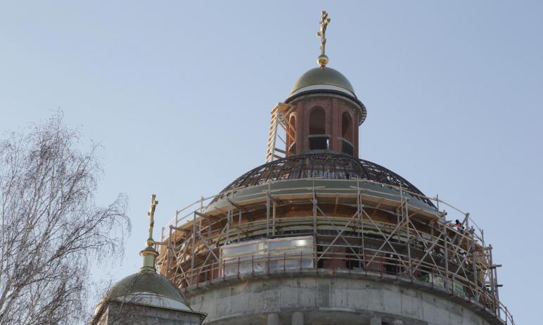 Фото В Челябинске начали облицовку главного купола строящегося Христорождественского кафедрального собора