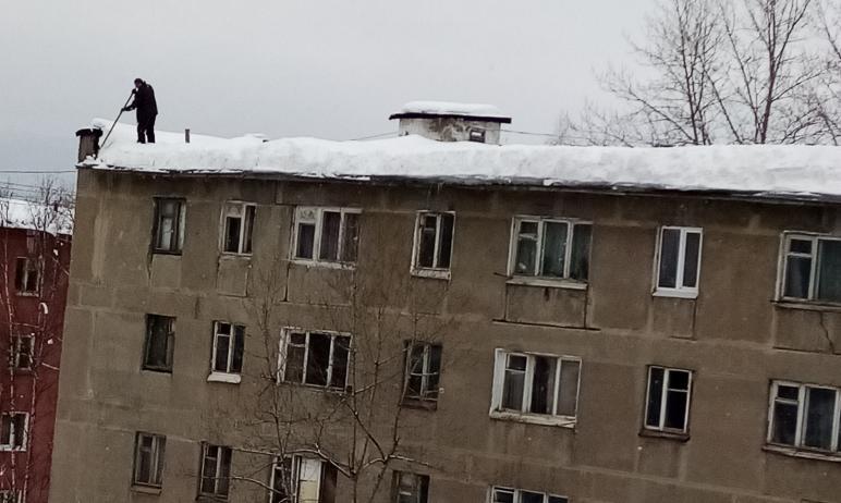 Фото Пострадавшая от схода снега в Миньяре доставлена в Челябинск, а в городе начали чистить крыши