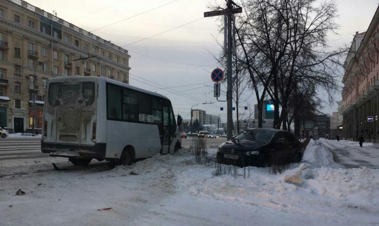 Фото В центре Челябинска иномарка вылетела с дороги после столкновения с маршруткой
