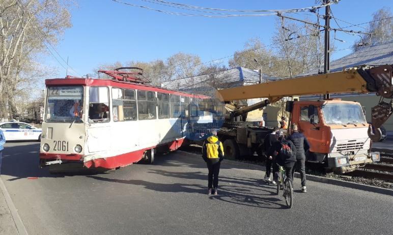 Фото В Челябинске трамвай сошел с рельсов после столкновения с автокраном