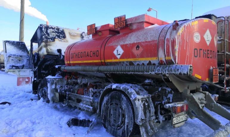 Фото В Челябинске на ходу загорелся бензовоз с полным баком топлива