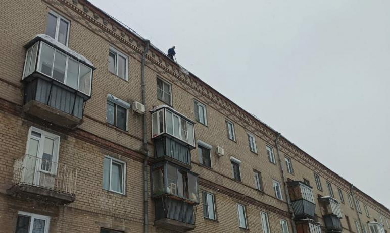 Фото Челябинцев просят сообщать о нависаниях снега с крыш, магнитогорцев предупреждают об опасности вблизи зданий