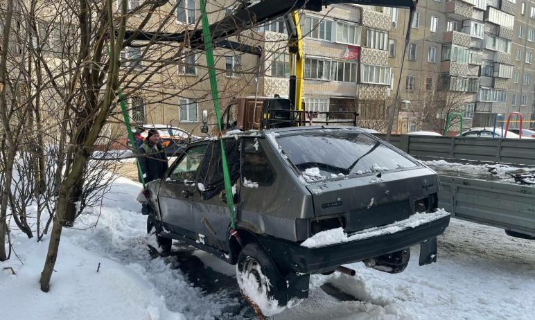 Фото В Челябинске на спецстоянку отправили очередную развалину на колесах