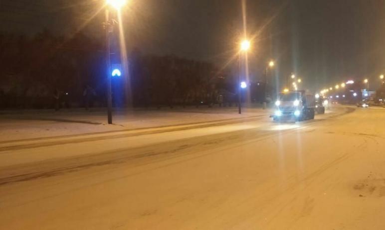 Фото В Челябинске подрядчики продолжают убирать снег с дорог и улиц в круглосуточном режиме