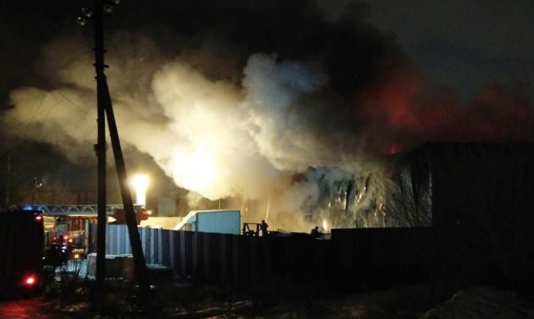 Фото Вспыхнувший склад в Магнитогорске тушили 88 человек