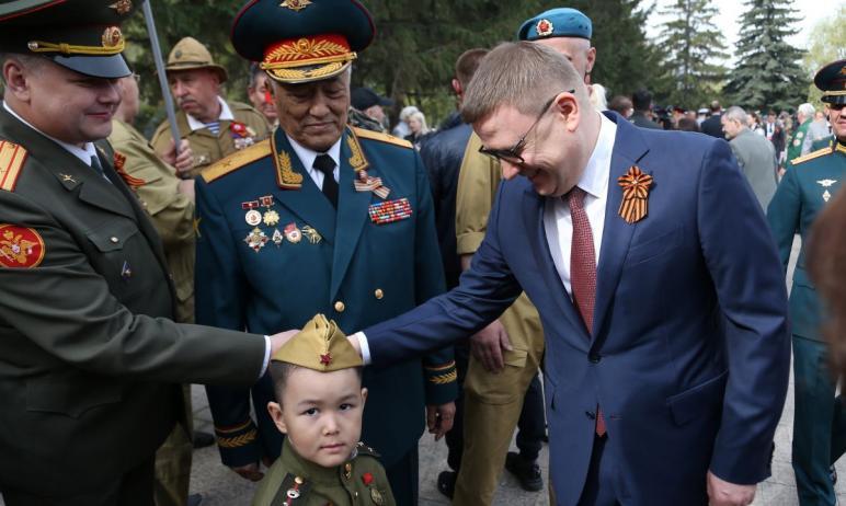 Фото Алексей Текслер поздравил южноуральцев с Днем Победы