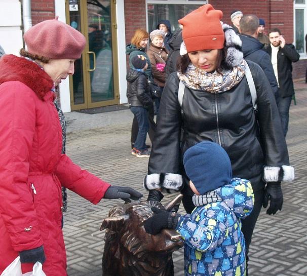 Фото Челябинский Хатико стал пользоваться популярностью у детей и пожилых горожан