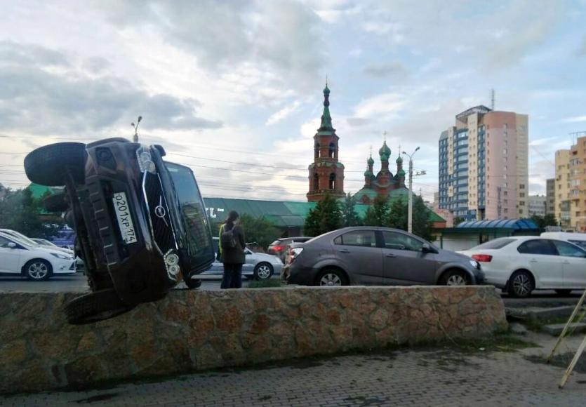 Фото В Челябинске дама на «Ауди» устроила «чудесное» ДТП на парковке – два человека в больнице